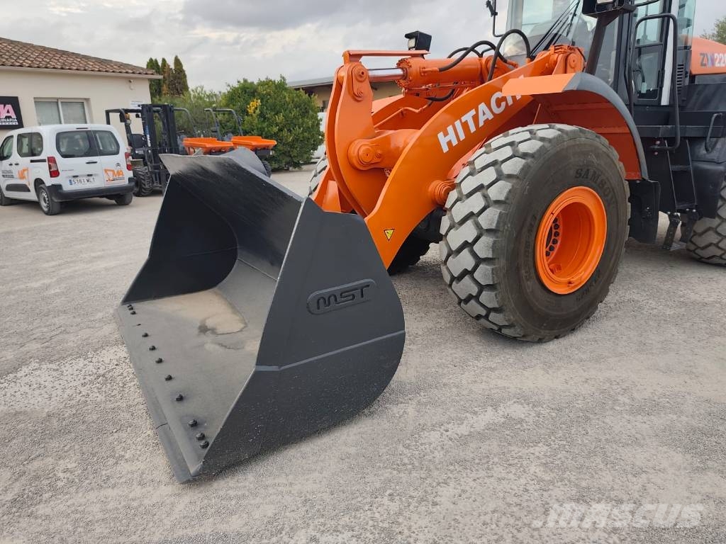 Hitachi ZW 220 لوادر بعجل