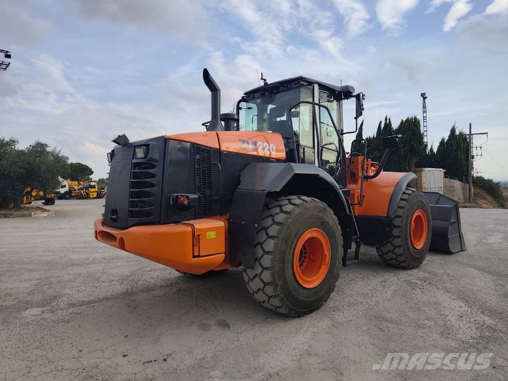 Hitachi ZW 220 لوادر بعجل