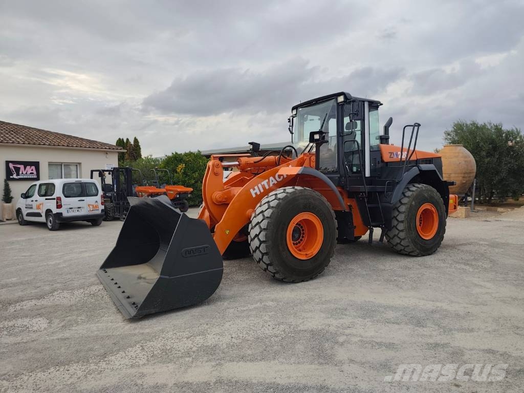 Hitachi ZW 220 لوادر بعجل