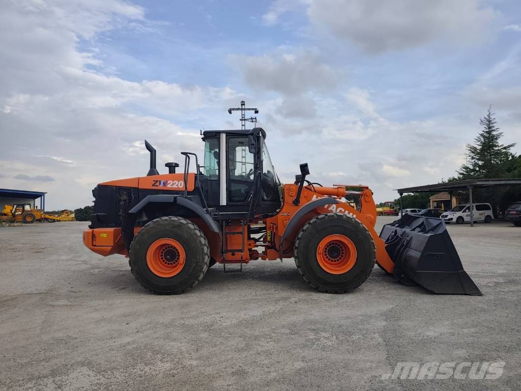Hitachi ZW 220 لوادر بعجل