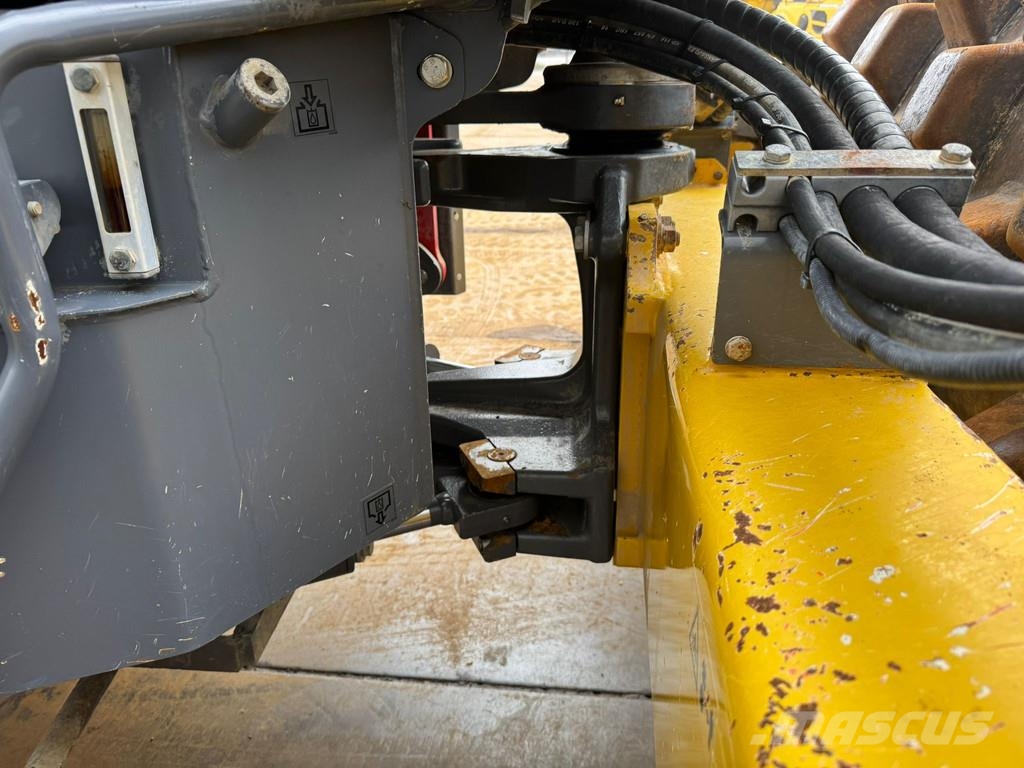 Hamm H13i Padfoot compactor 单轮压路机