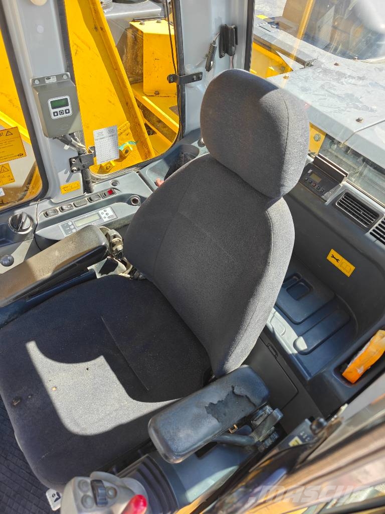 New Holland E 235 B SR-2 Гусеничні екскаватори