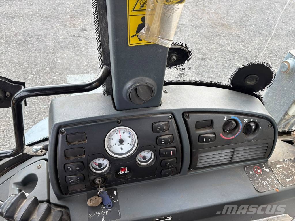 Terex TBL 890 Tractopelle