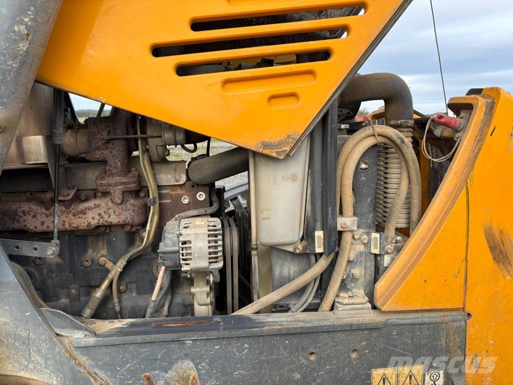 Terex TBL 890 Tractopelle