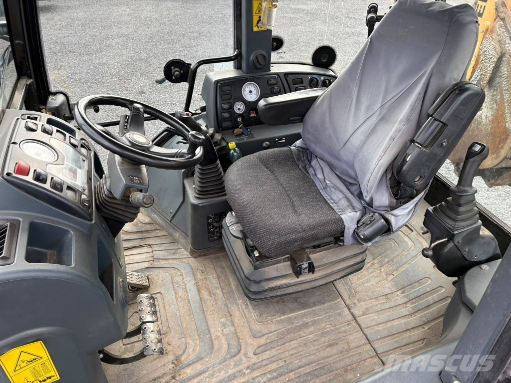 Terex TBL 890 Tractopelle