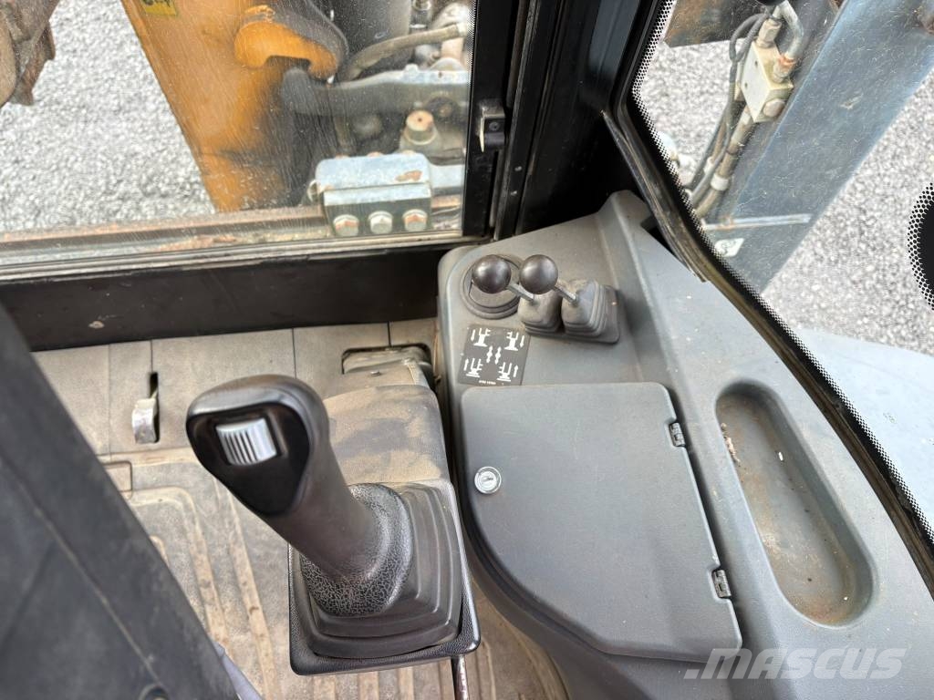 Terex TBL 890 Tractopelle