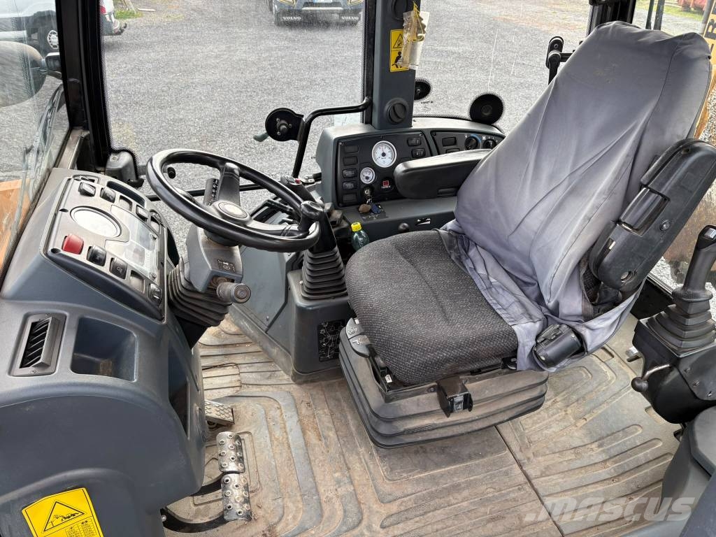 Terex TBL 890 Tractopelle