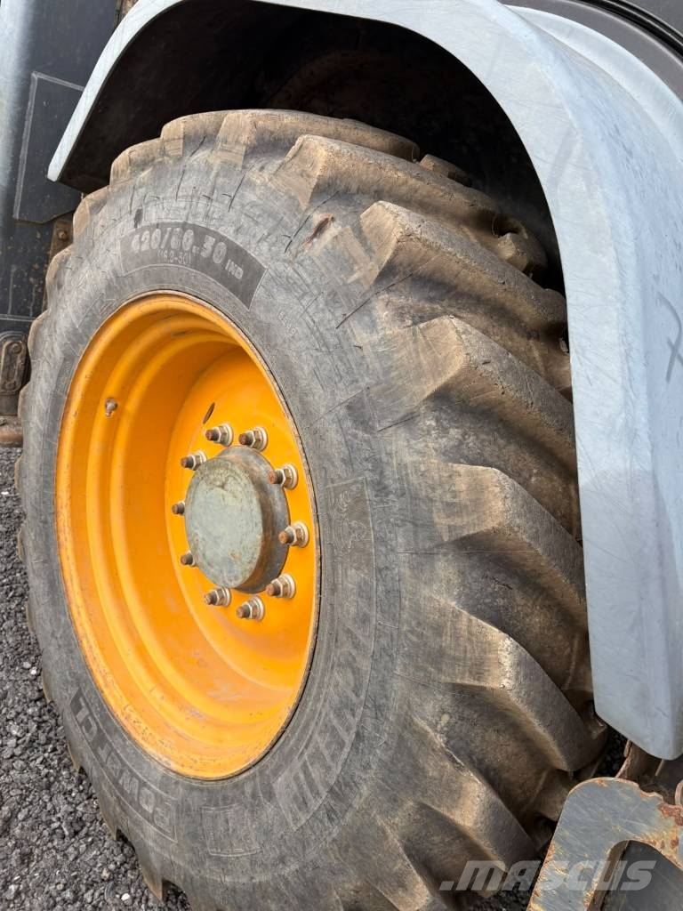Terex TBL 890 Tractopelle