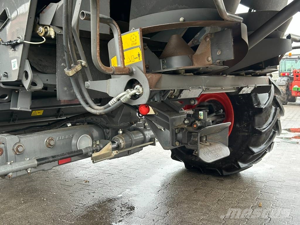 CLAAS Lexion 670 4x4 联合收割机