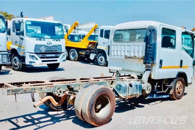 Isuzu NMR 250 AMT Crew Cab شاحنات أخرى