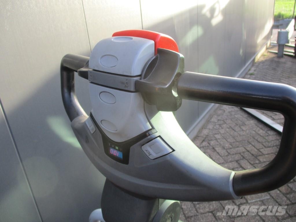 BT LPE200 Low lifter with platform