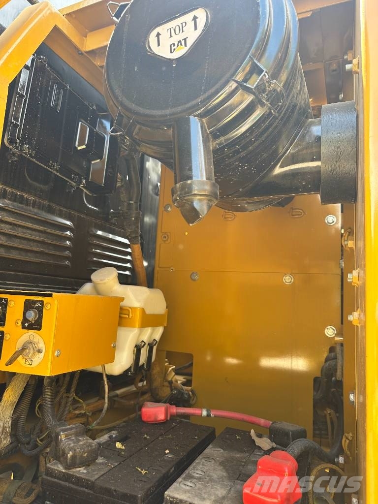 CAT 320D2L Vidēja lieluma ekskavatori 7 t - 12 t