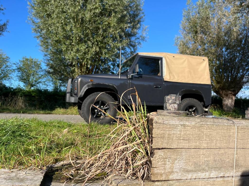 Land Rover Defender 90 iconic soft top year 2013 自動車
