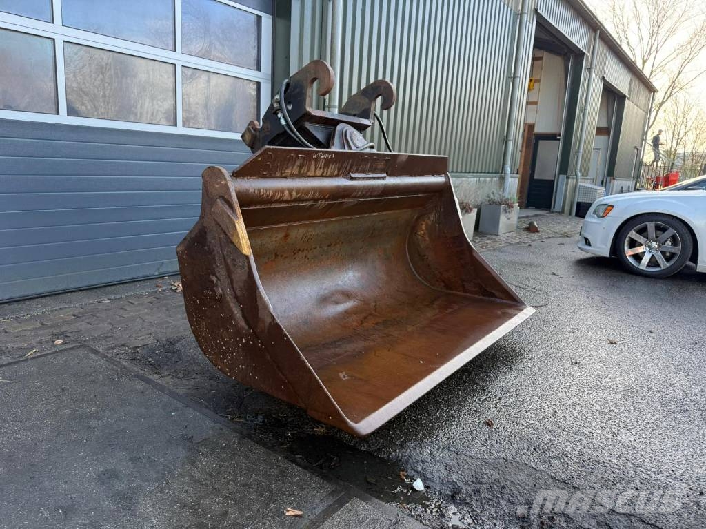  4 Different tiltbucket / kantelbak / Schwenklöffel Schaufeln