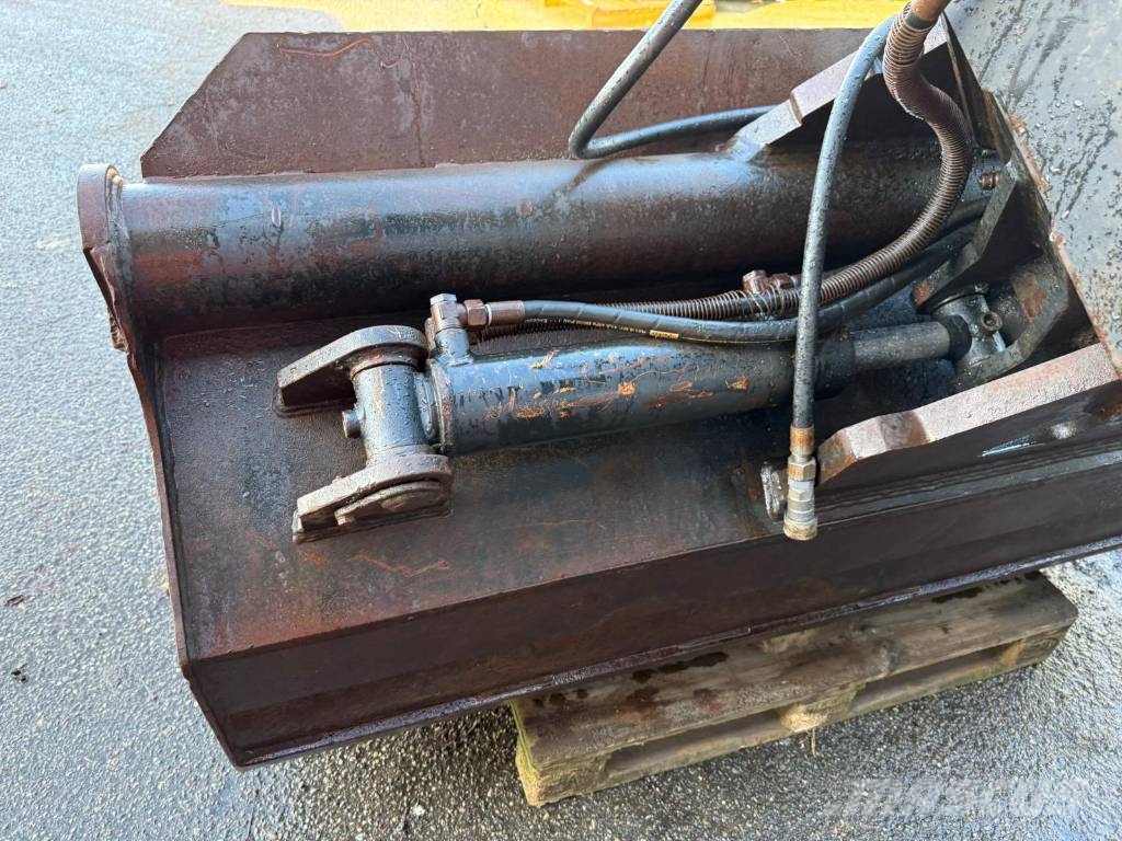  4 Different tiltbucket / kantelbak / Schwenklöffel Schaufeln