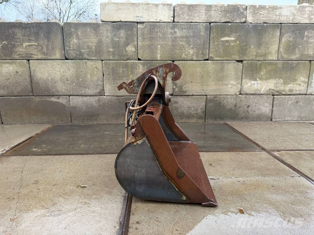  4 Different tiltbucket / kantelbak / Schwenklöffel Schaufeln