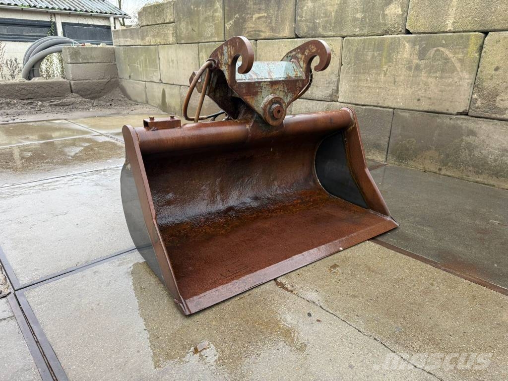  4 Different tiltbucket / kantelbak / Schwenklöffel Schaufeln