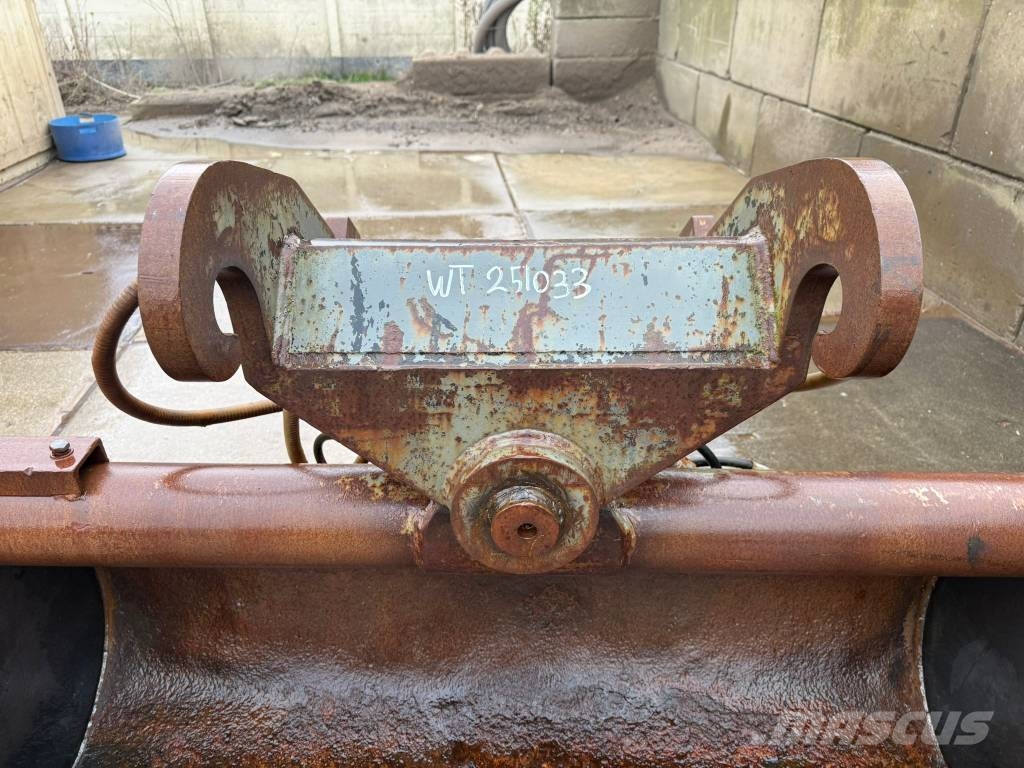  4 Different tiltbucket / kantelbak / Schwenklöffel Schaufeln