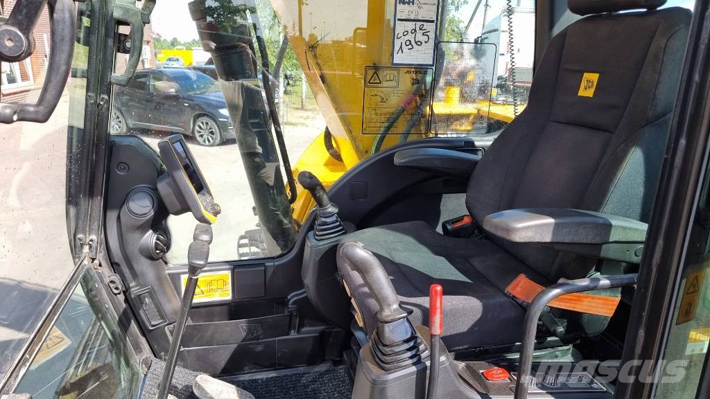 JCB JS 131 LC 履带挖掘机