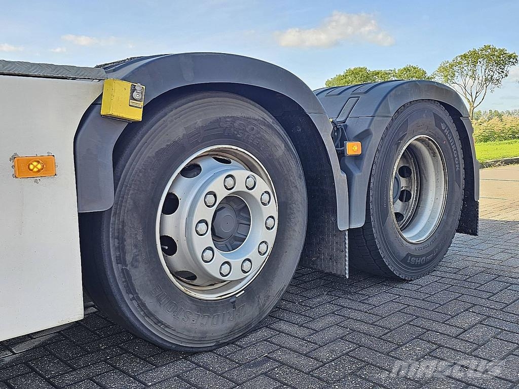 Volvo FH 460 6X2 GLOBE SKIRTS Prime Movers