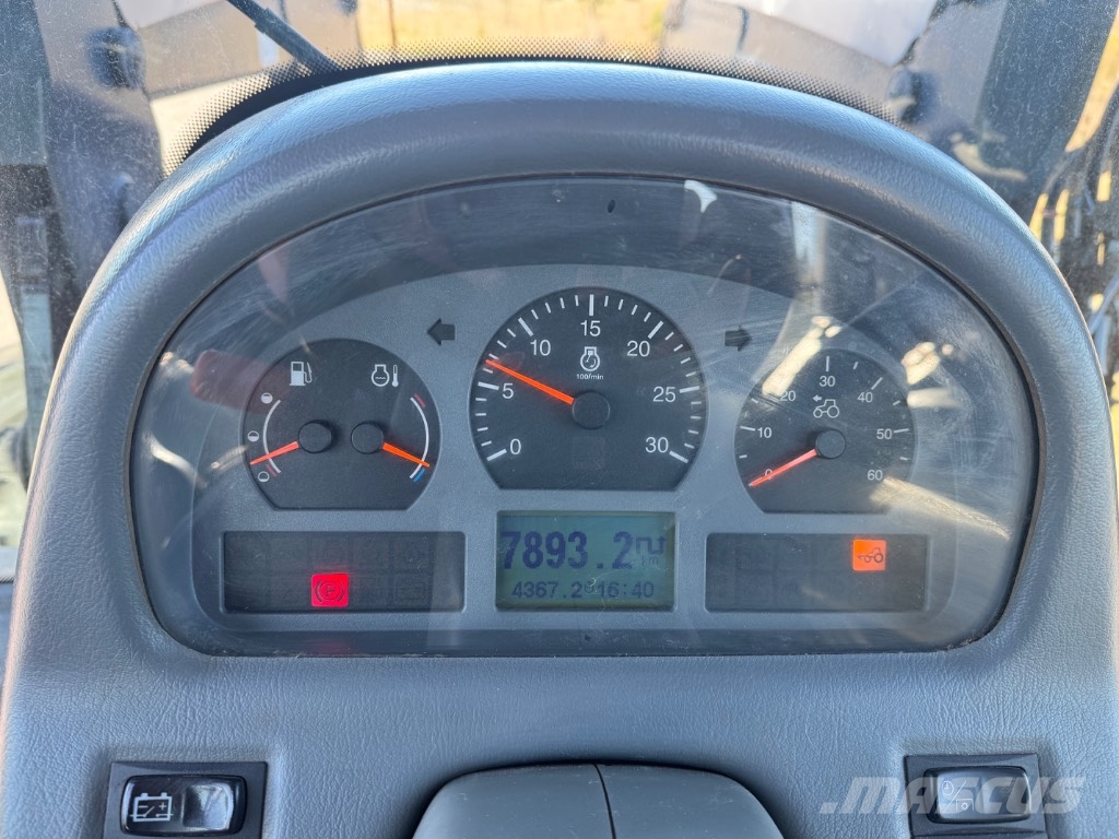 Valtra T 182 Versu Трактори