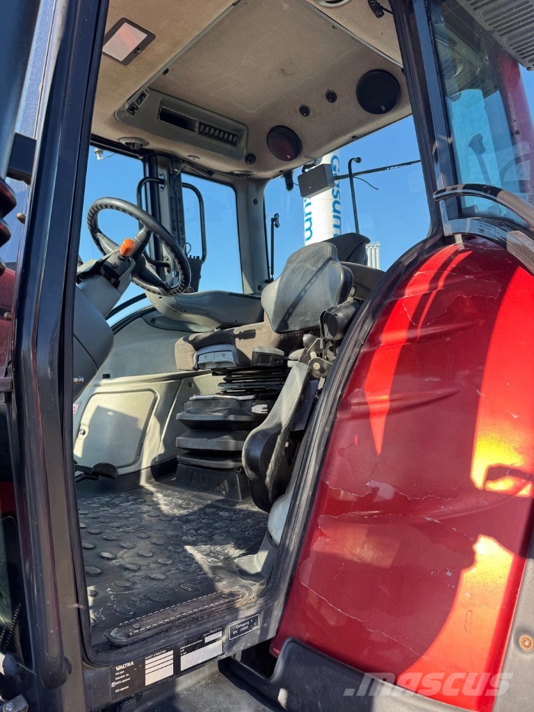 Valtra T 182 Versu Трактори