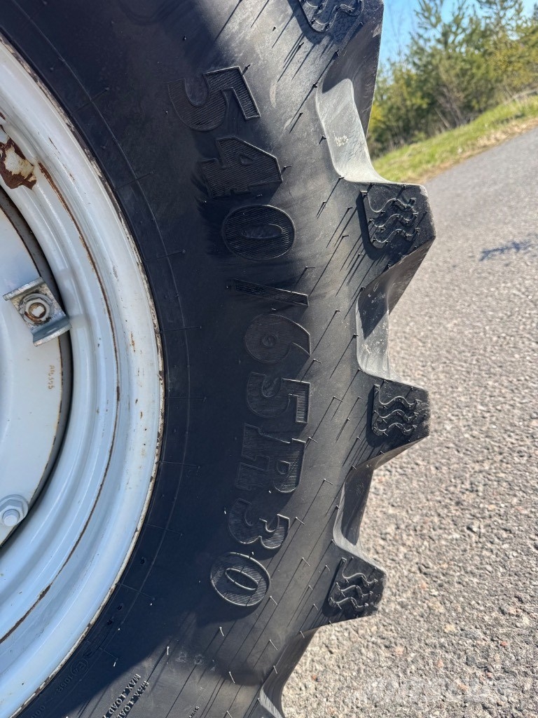 Valtra T 182 Versu Трактори