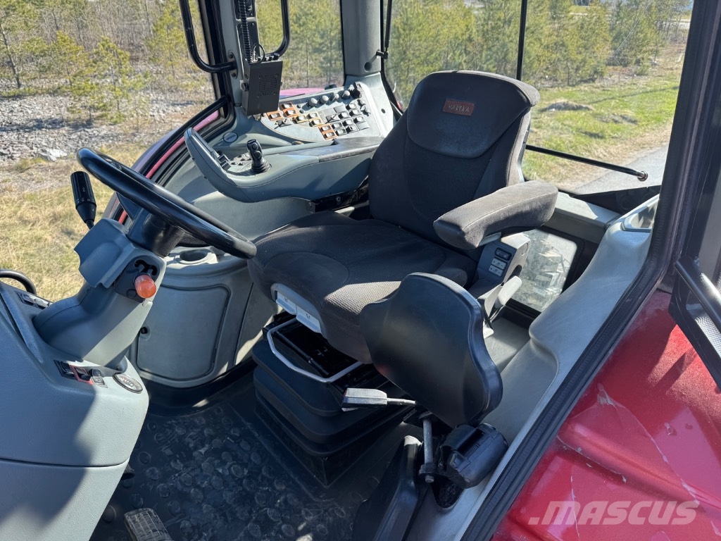 Valtra T 182 Versu Трактори