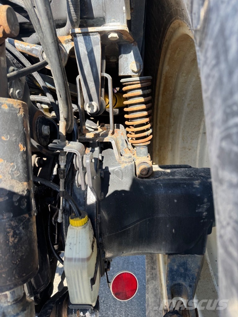 Valtra T 182 Versu Трактори