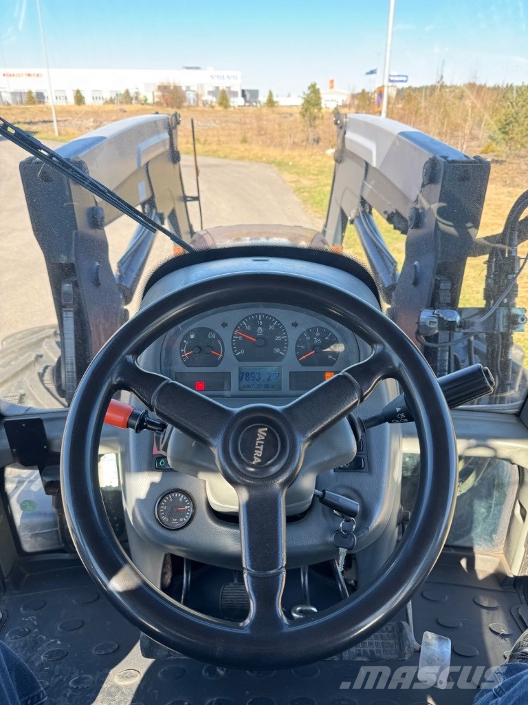 Valtra T 182 Versu Трактори