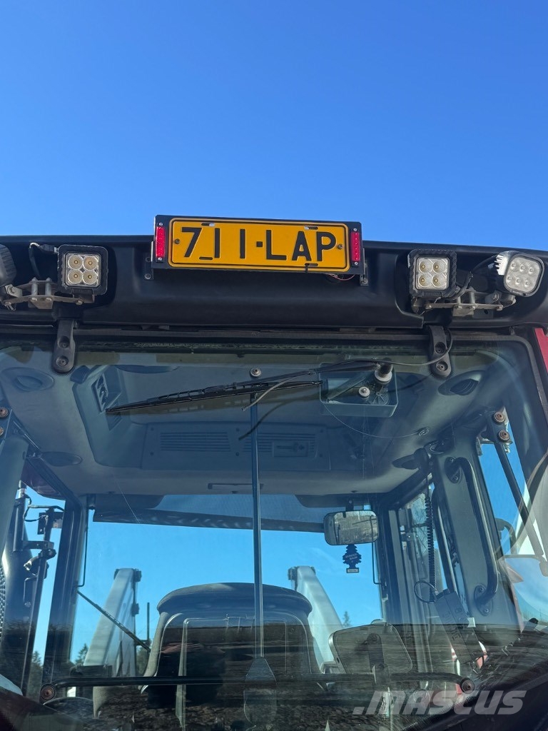 Valtra T 182 Versu Трактори