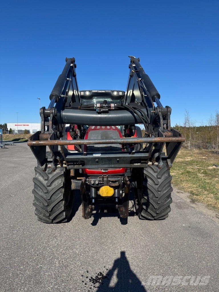 Valtra T 182 Versu Трактори