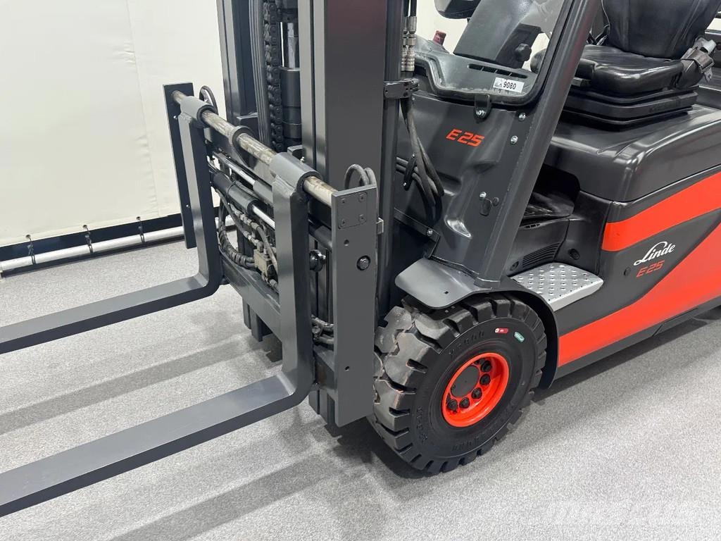 Linde 387 E 25 L-01. Inclusief nieuwe accu شاحنات ذات رافعات شوكية تعمل بالكهرباء