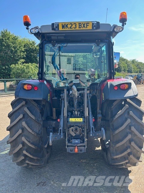 Massey Ferguson 4710 M Traktoren