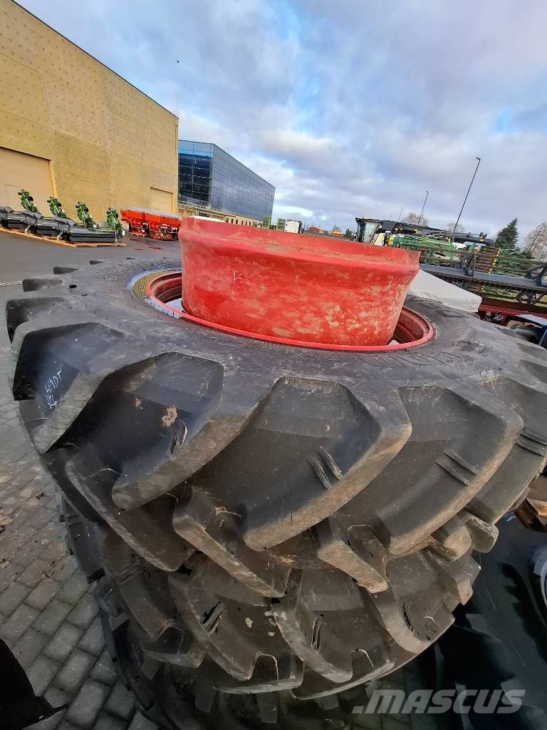 Fendt 826 Vario Tractors