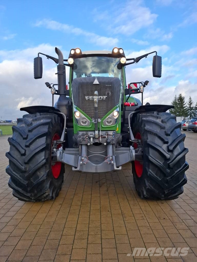 Fendt 826 Vario Tractors