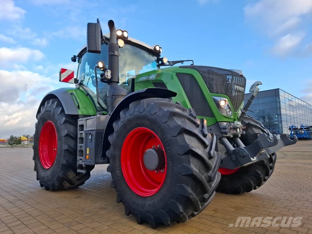 Fendt 826 Vario Tractors