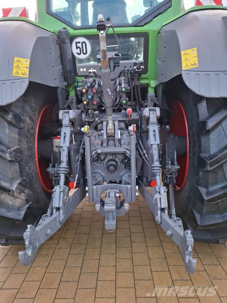Fendt 826 Vario Tractors