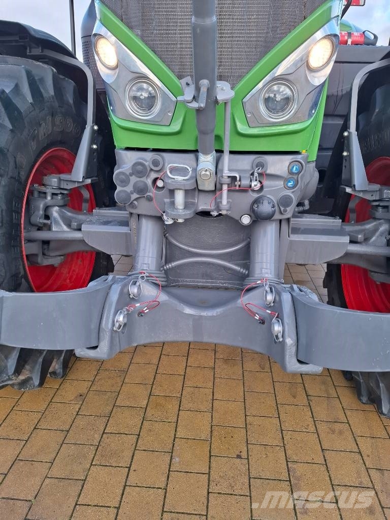 Fendt 826 Vario Tractors