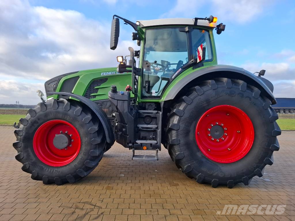 Fendt 826 Vario Tractors