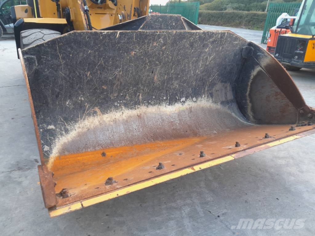 CAT 930 M Pale gommate