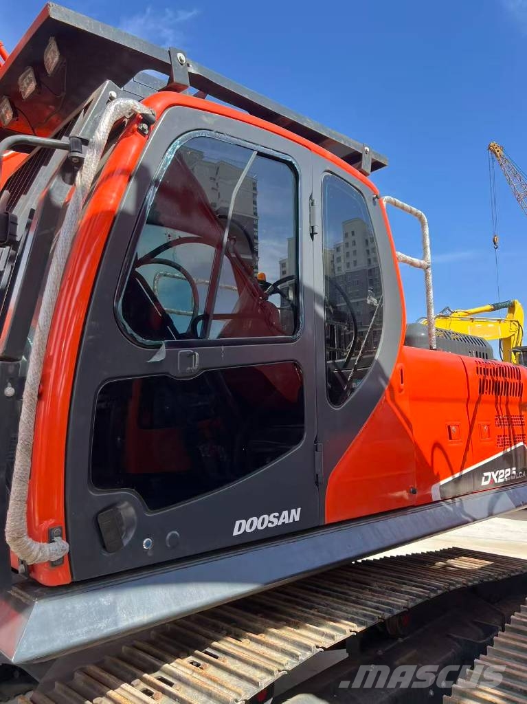 Doosan DX 225 LCA Excavadoras sobre orugas