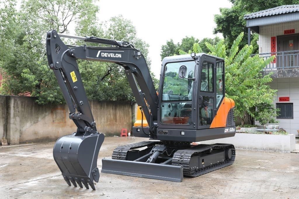 Develon DX 60 D Wielgraafmachines