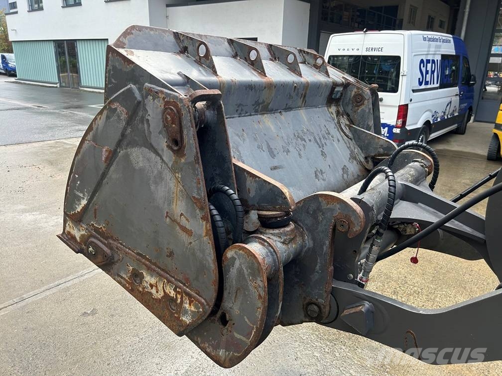 Volvo Hochkippschaufel 1500 mm für L30/35 Pistoane