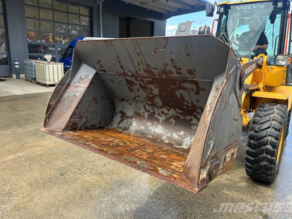 Volvo Hochkippschaufel 1500 mm für L30/35 Pistoane