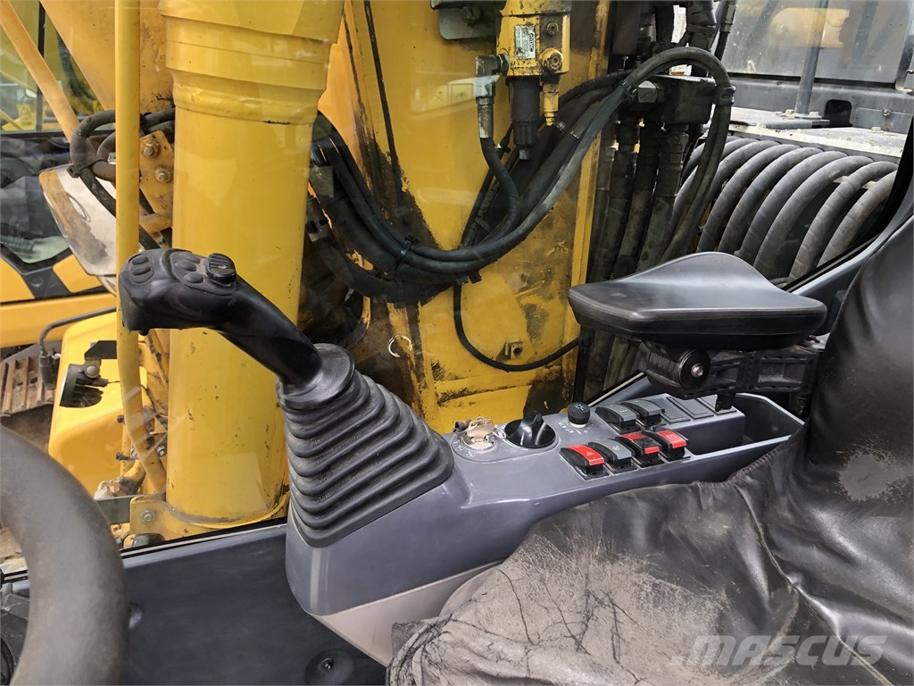 Komatsu PW 180-11 Gumikerekes kotrók
