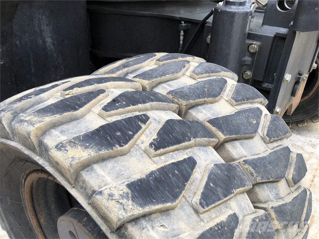 Komatsu PW 180-11 Gumikerekes kotrók