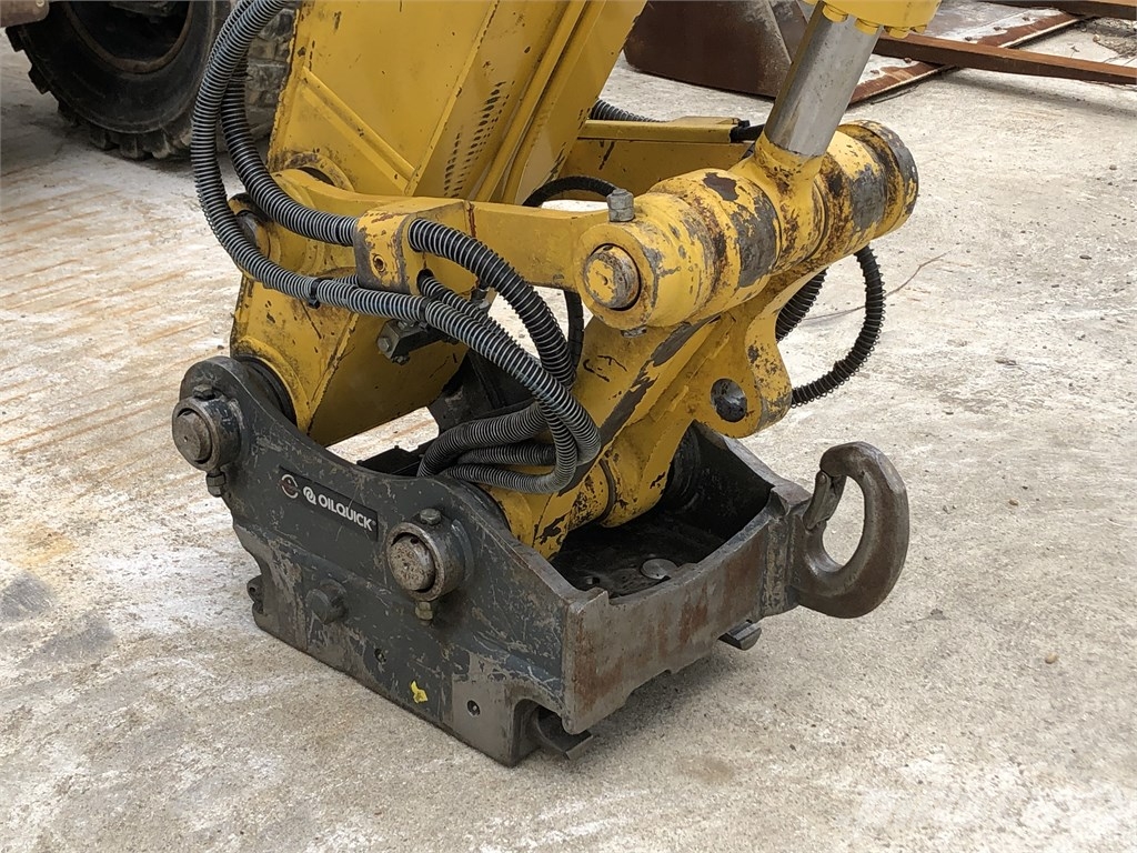 Komatsu PW 180-11 Gumikerekes kotrók