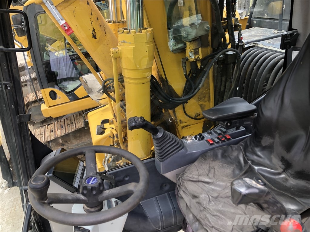 Komatsu PW 180-11 Gumikerekes kotrók