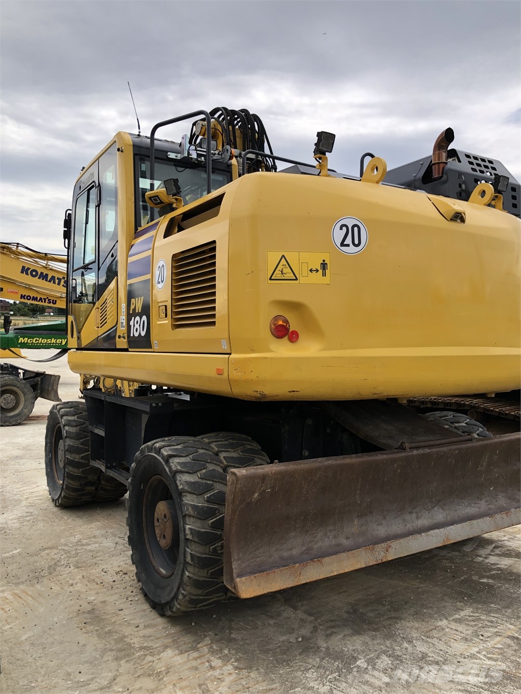Komatsu PW 180-11 Gumikerekes kotrók